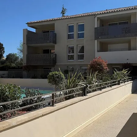 Neuf Piscine De Standing A Pied